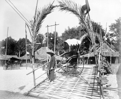 Un conductor de pousse-pousse en la entrada de la Aldea Tonkin, Exposición de París, 1889 de French Photographer